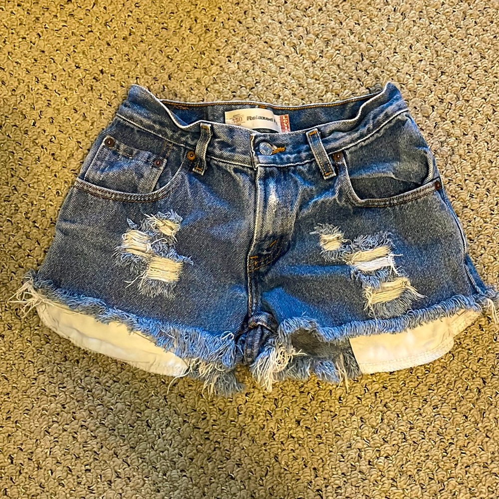 LEVI’S destroyed Jean shorts